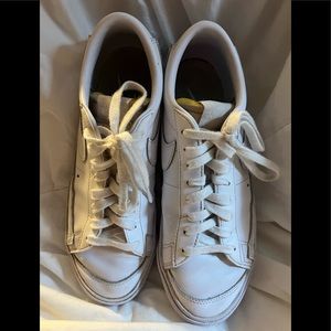 EUC Nike tennis shoes. Size 9.